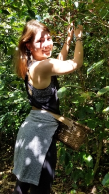 Hayley Winslow '18 picks coffee beans in Costa Rica