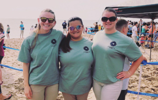 Olivia Marable ’18 (center) with two other aquarium interns on the beach